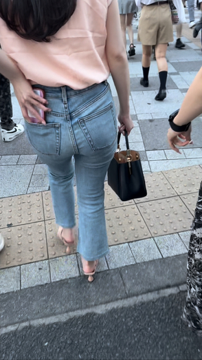 デニム女子コレクションVol.32 魅惑の腰つきOLさんのデニムパンツと腰だしスレンダーデニム