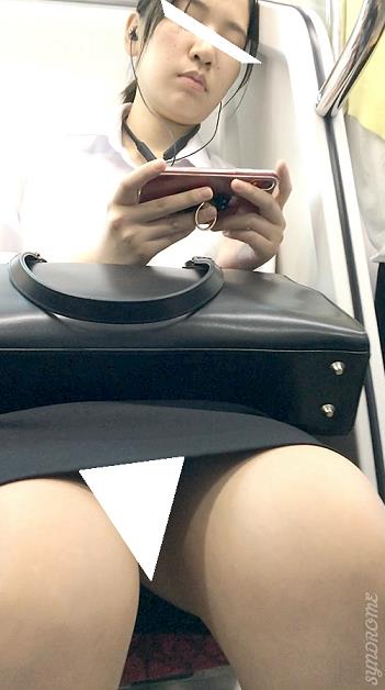 (電車対面）(顔出し）スマホに夢中も…電車の心地良い揺れに当てられて…ぐったり…うとうと…うとうとしちゃうリクスーお姉さんを観察