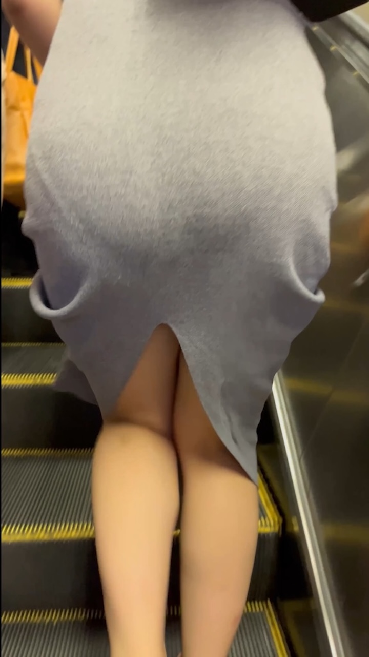 【再販】《４K・高画質》 No.1245「めっちゃ走る！もう少しで見えそうになる深いスリットワンピース」