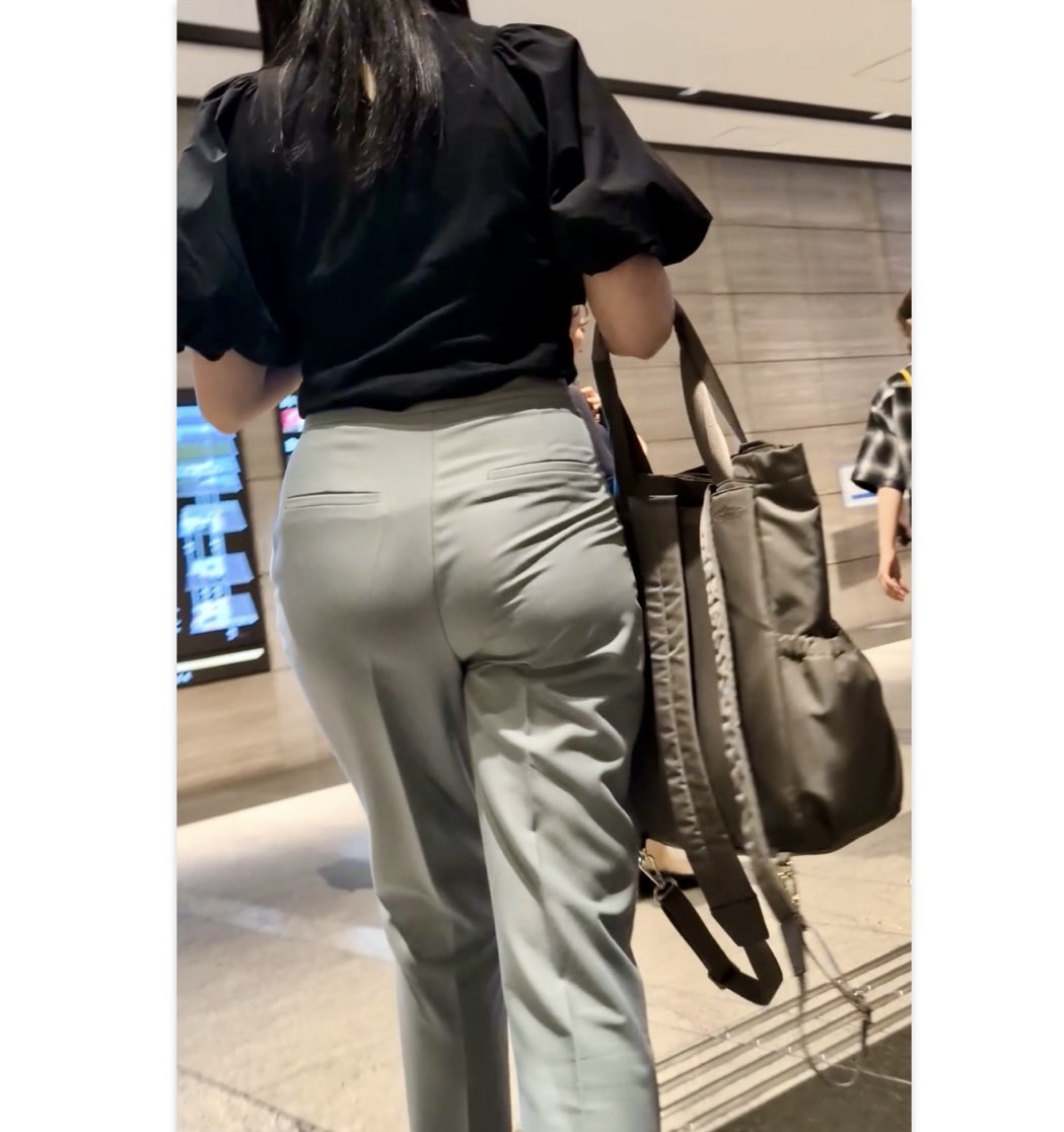 【551】プリプリのホワイト系パンツのピチピチタイト具合をじっくり検証！