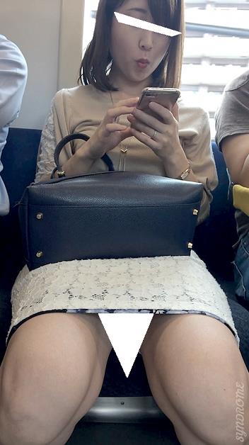【再販】(電車対面）(顔出）トレーニングしてる？…均整の取れた…きゅっと引き締まったふとももを…むき出しにして緩めちゃうキレイなOL奥さ