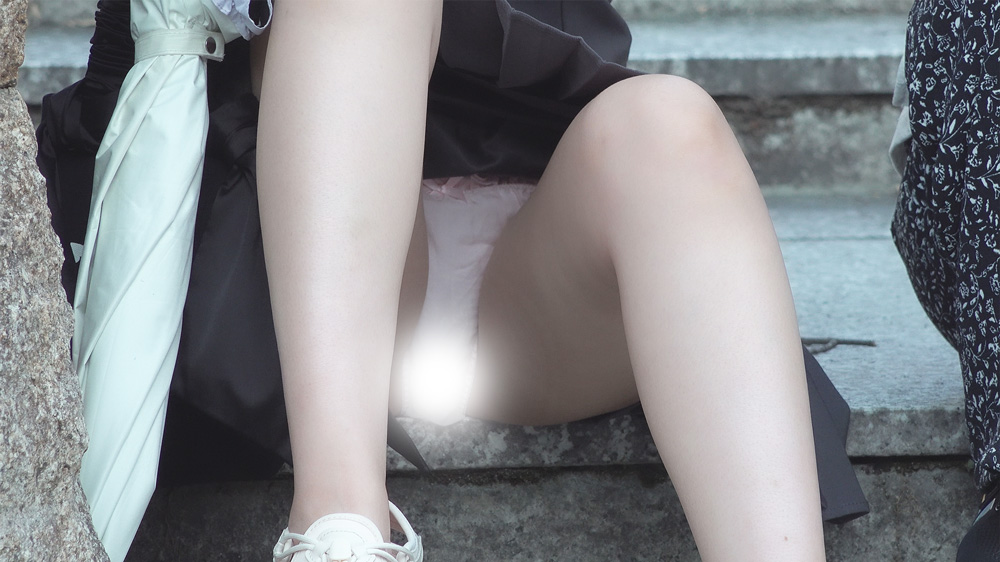 公園パンチラ２３　ミニスカートなのに階段でガッツリ足を開いちゃってる美人さん