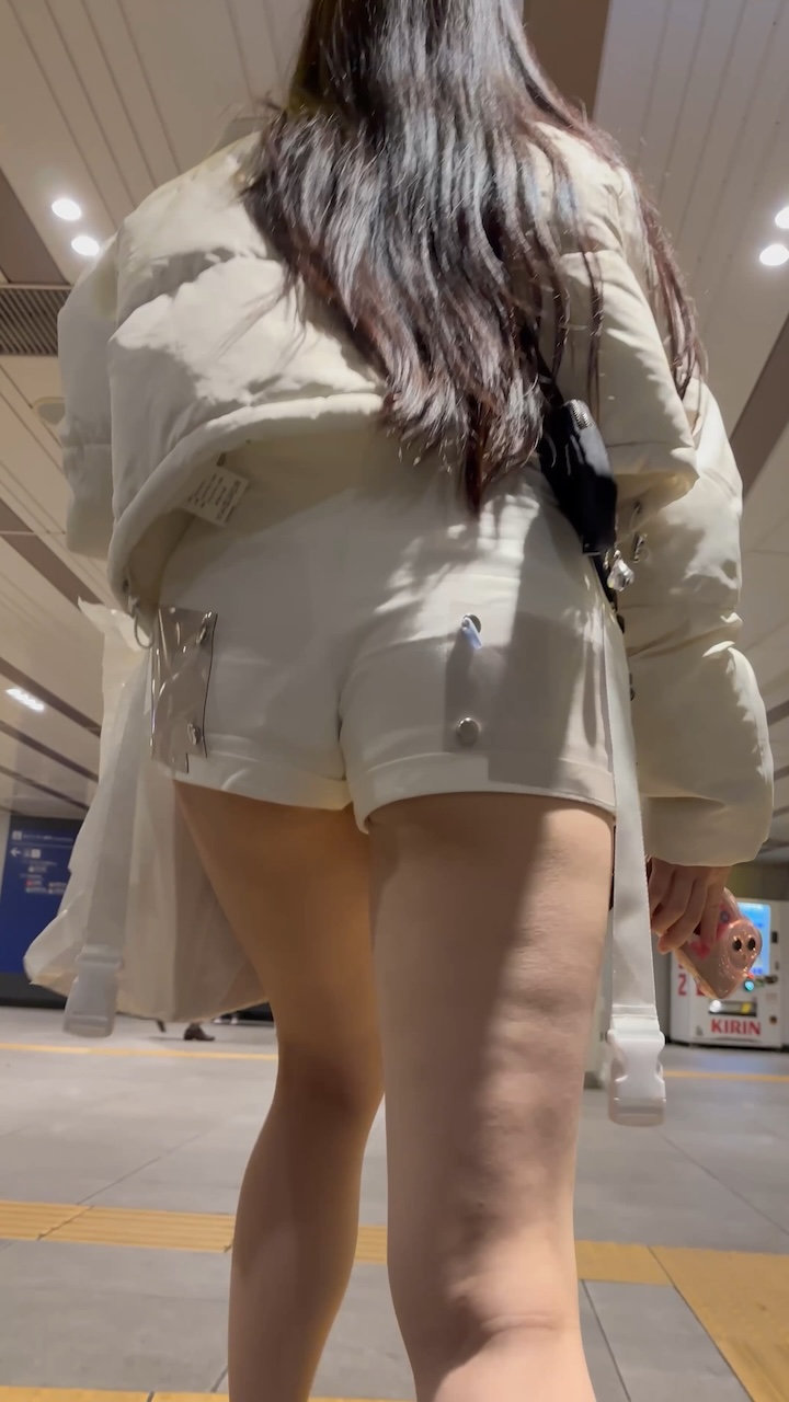 【再販】《４K・高画質》 No.1456「真冬に白Tバック！？タイツを履かない生足にも見惚れる美女」