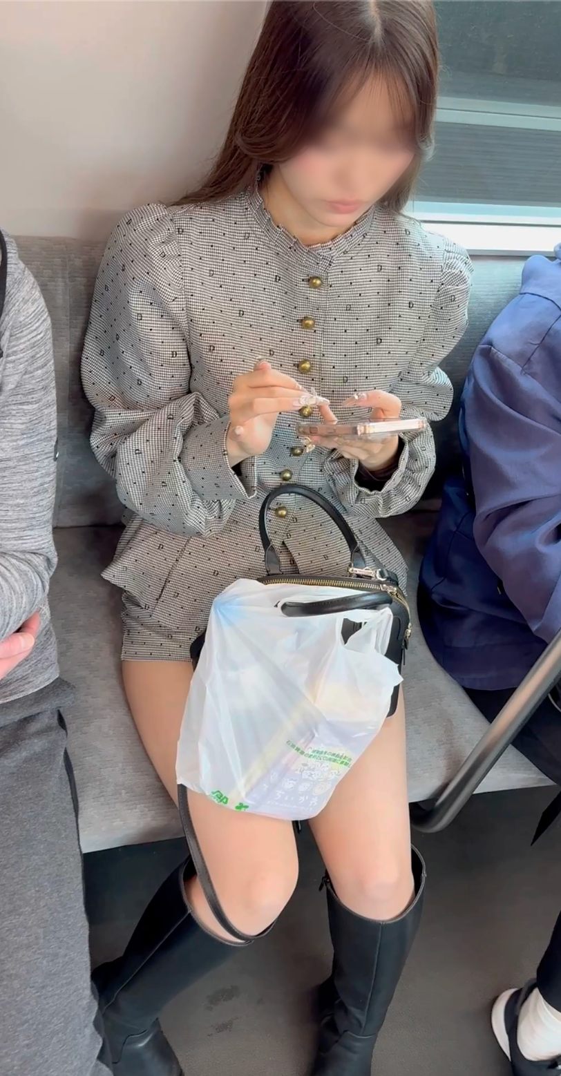 【再販】S級美人お姉さんの脚をじっくり堪能！生脚美脚を真上と接近からの撮影