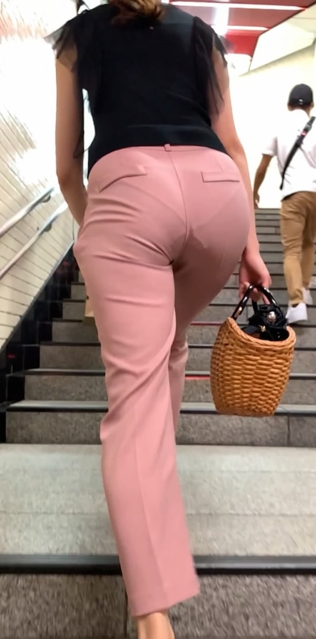 【再販】No.1410「セクシーな下着が丸わかり！むにゅプリな良ケツのセレブ美女」