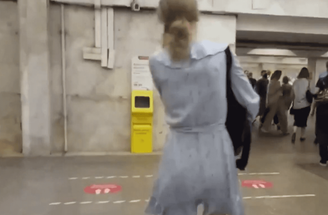 【実録盗撮＃１】ブロンド外国人のぷりぷりお尻を駅で盗撮！！