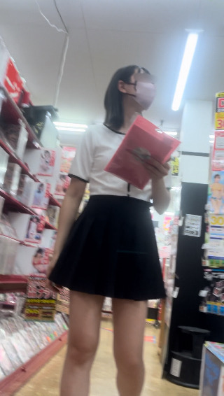 女の子ひとりじゃ入りにくい アダルトショップに彼氏と訪れていた ミニスカートの彼女を盗撮