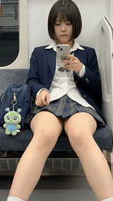 【AI創作パンチラシチュエーション Vol.4】電車内で無防備に脚を開くボブヘアの制服美少女【電車対面＆しゃがみパンチラ】