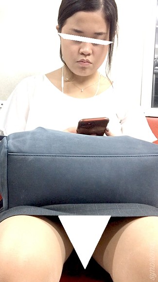(電車対面）(顔出し）会社帰り…夏の暑い夜…スカートの中の蒸れ蒸れを解消したく…パンストあんよをくぱぁ～っと緩めちゃうOLお姉さ