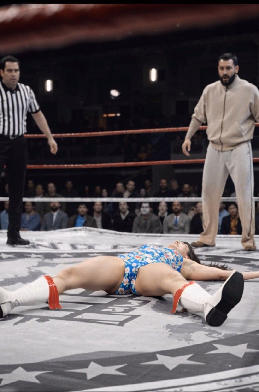 モデル並みの美貌で男性ファンに大人気のセクシー女子プロレスラー　股間丸出しで大の字にダウン！　