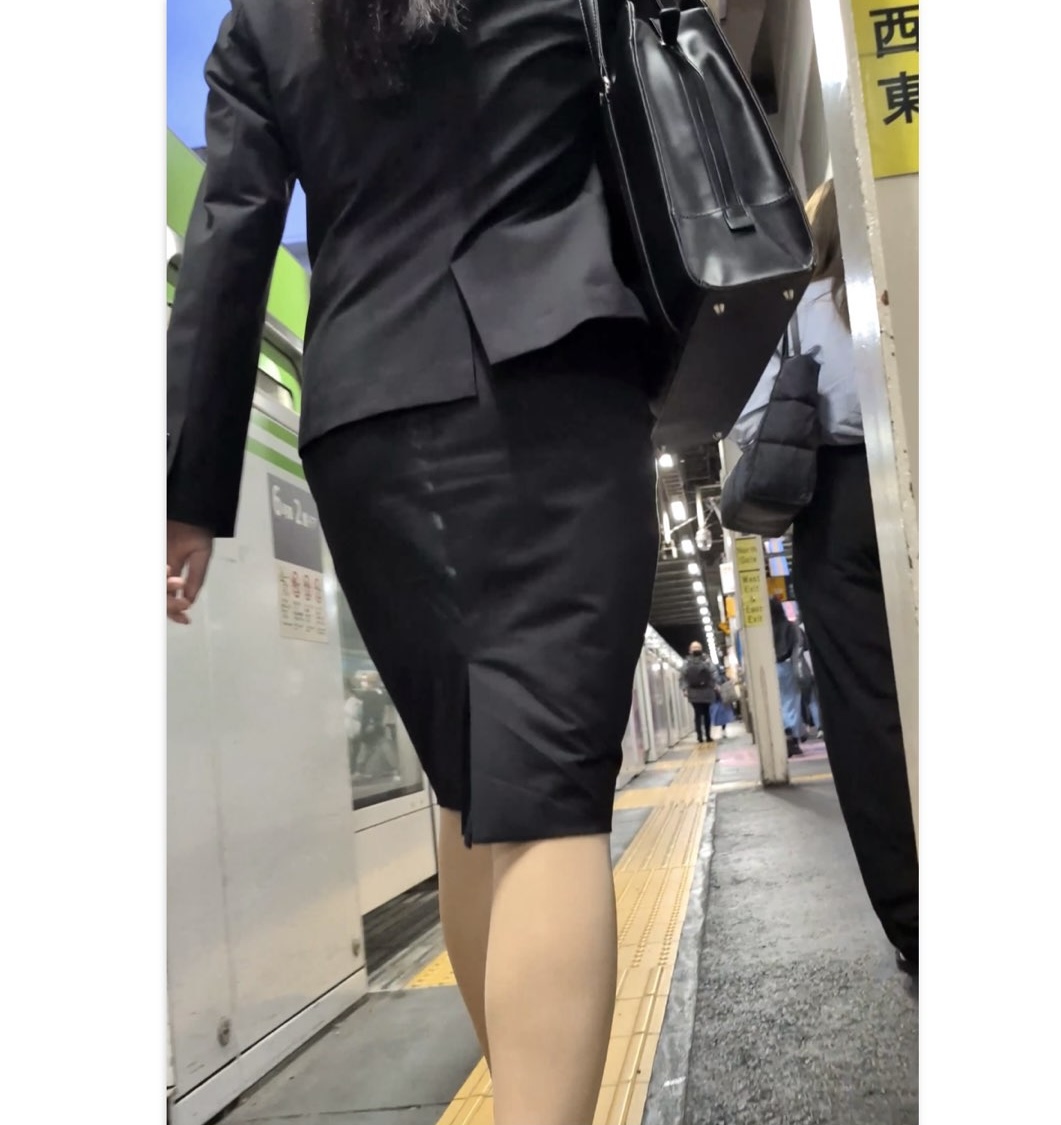 【496】高身長の美脚リクルートスーツOLさんの魅力に迫ります。