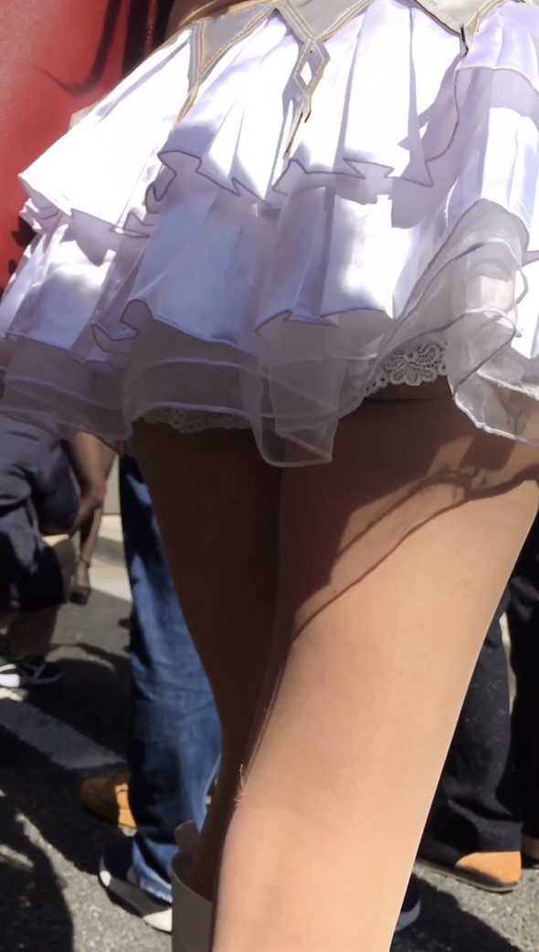 005 ミニスカートからのショートパンツを接写