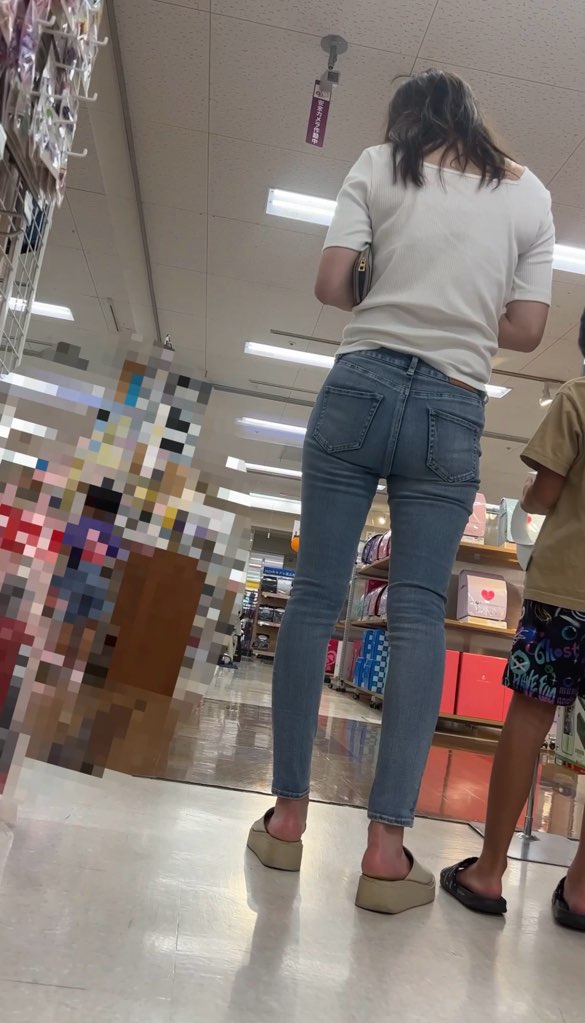 スキニーデニムの素人人妻を追跡！(おまけあり)