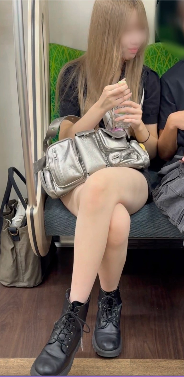 【再販】彼氏とラブラブ全開！ 脚を組みギャル美女の対面から捉えました！