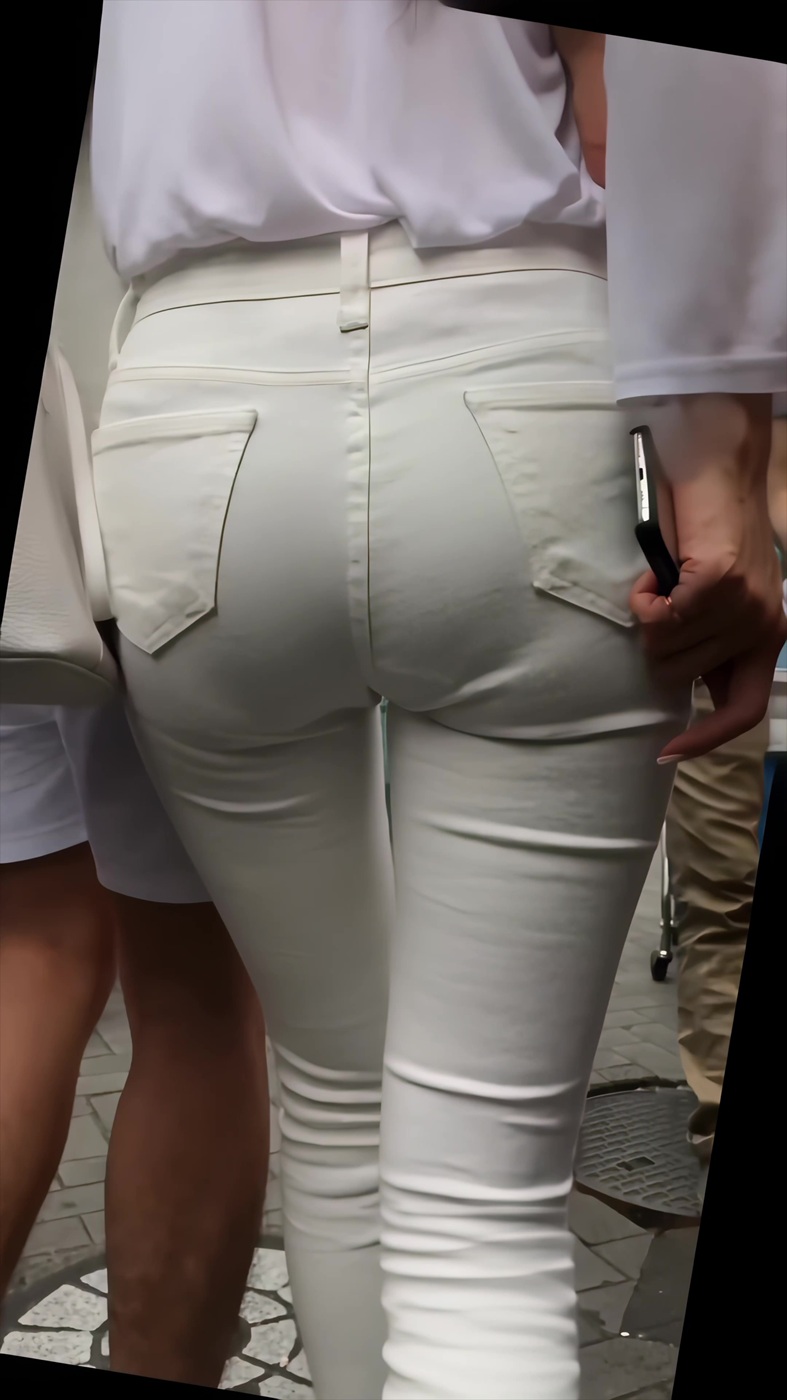 122全身ホワイトのプリケツカップルと豊満なアマゾネスお姉さん