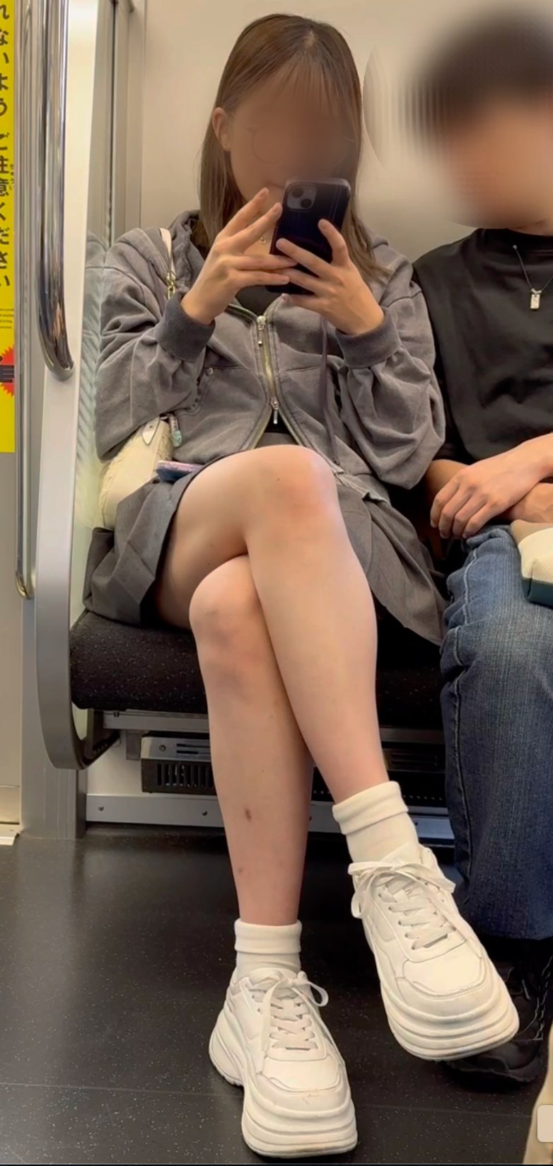 【再販】綺麗な美脚！彼氏に夢中なメガネ美人女子大生の生脚にクローズアップします。