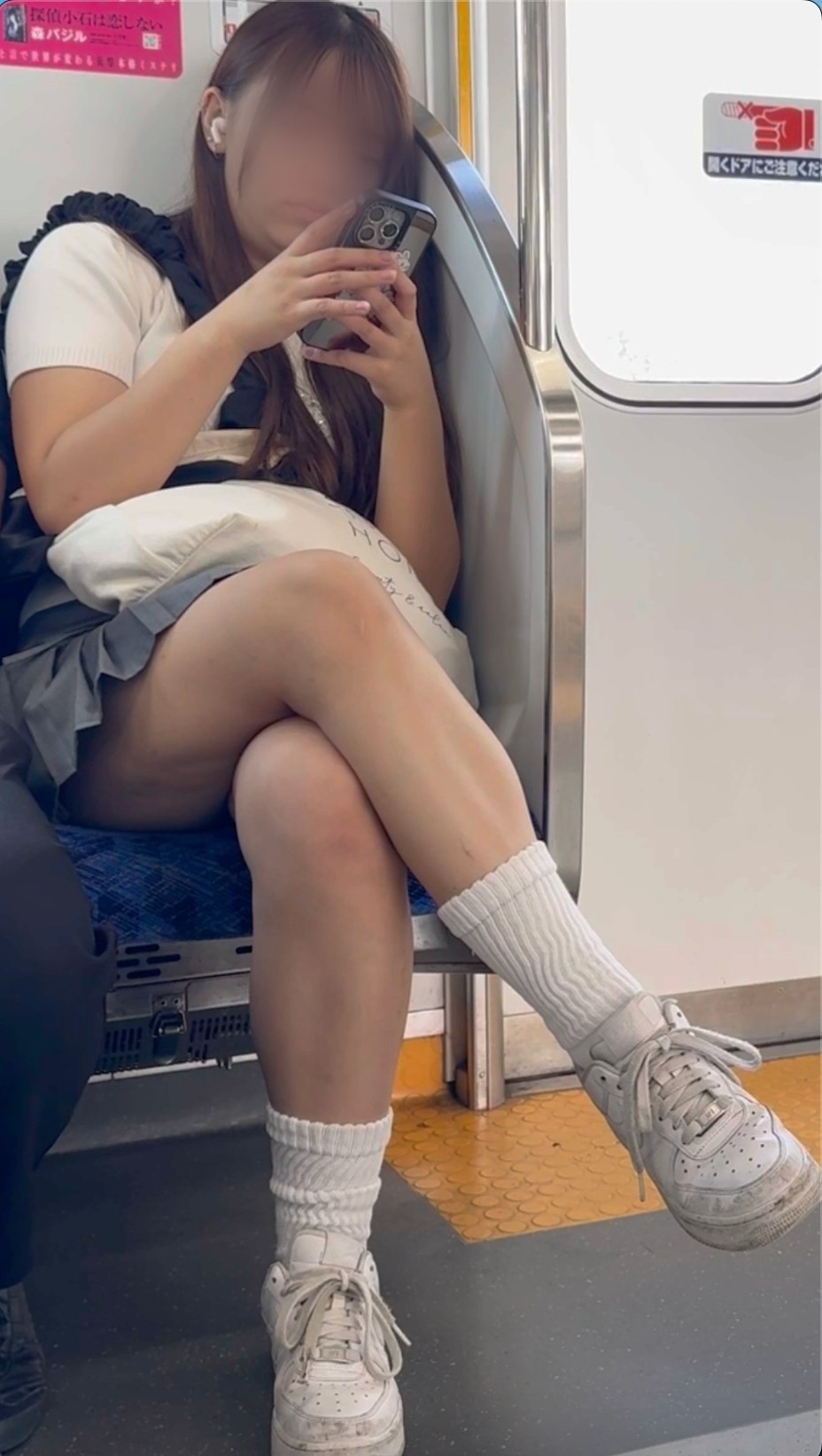 【再販】足を組んで太ももが露わになるS級美人女子大生の対面生脚美脚