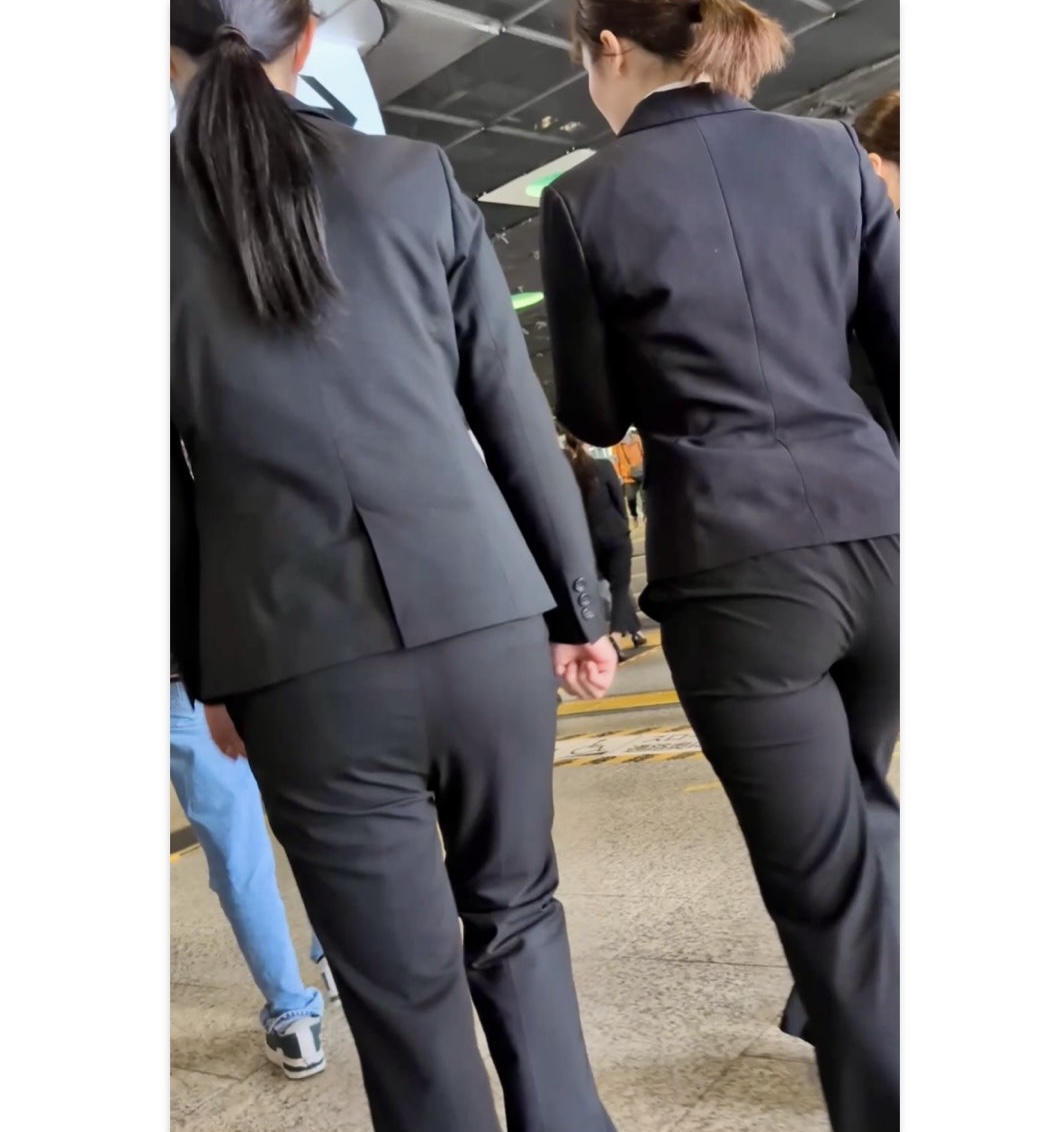 【513】パンツスタイルのリクルートスーツOLさんグループを追う動画２編！