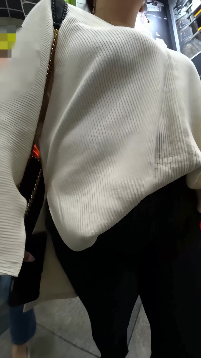 【再販】129強気そうな爆乳お姉さんと控えめな巨乳お姉さん