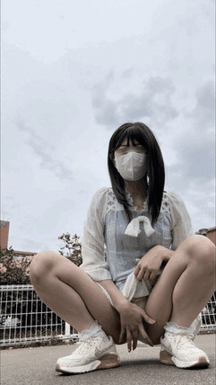 ハミ毛しちゃってるｗｗｗバラ園に行ってパンチラ撮ってきました♡