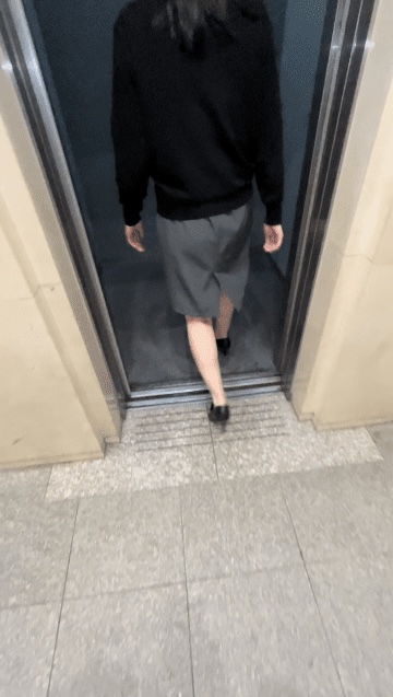 【盗撮_3日目】超絶美人な医療事務に一目惚れ【エレベーター】〜白いTバック！〜
