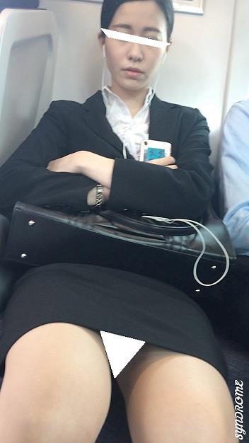 (電車対面）(顔出し）うとうと…うとうと…したくても…下から送られる熱視線が気になり過ぎて…唇を噛み締めちゃうリクスーお姉さん