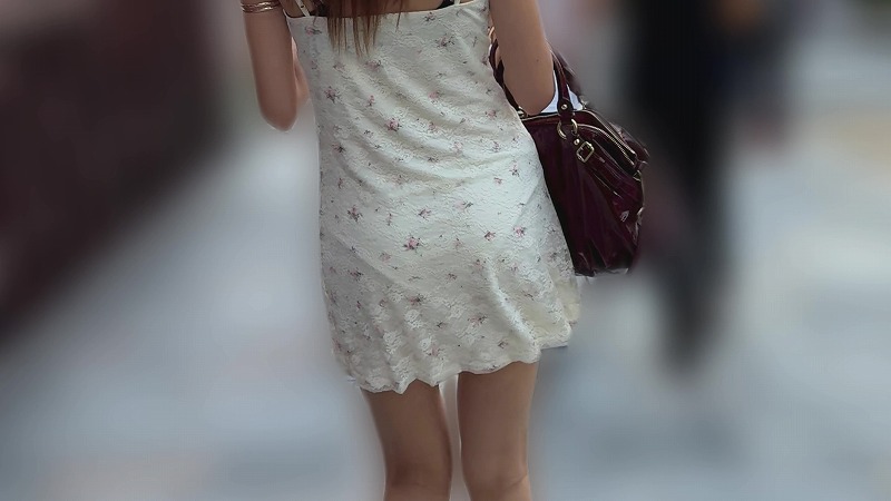 【再販】見なきゃ損！テロテロミニスカワンピ姿の茶髪ギャルのパンティー透け透け(動画/ω＼)