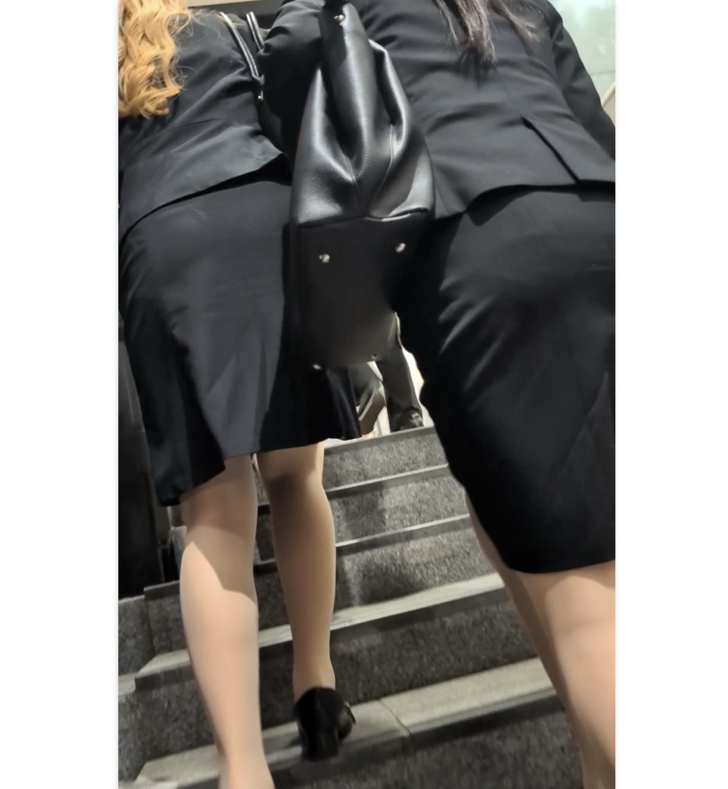 【518】スタイル抜群のリクルートスーツOLさんトリオが闊歩！