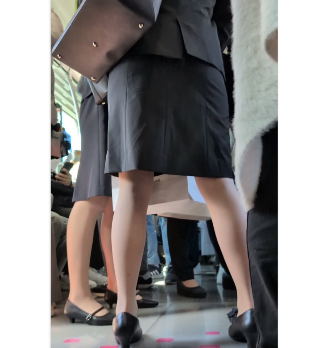 【538】スベスベな強烈な美脚を見せつけるリクルートスーツ美女の2人組！