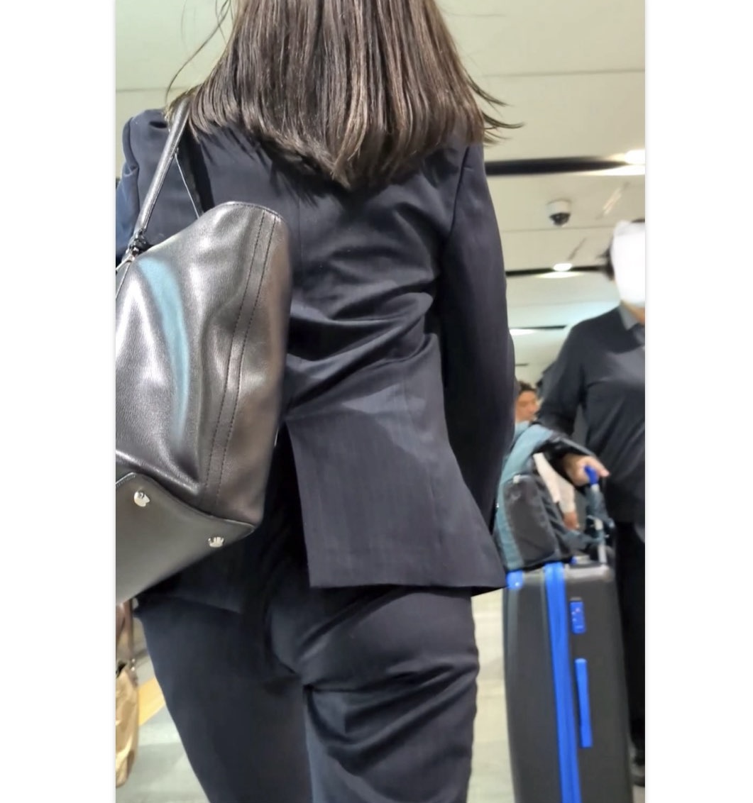 【497】魅惑の美尻パンツがジャケットの裾からコンニチハなOLさん２編！