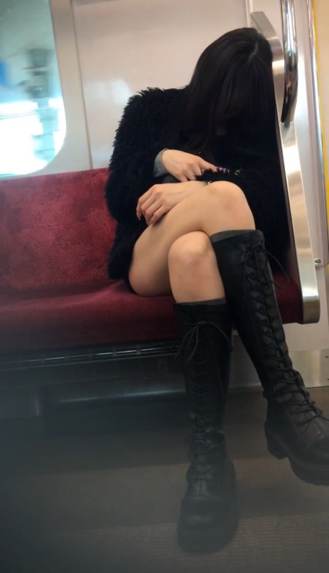 生脚ショーパンブーツのお姉さん