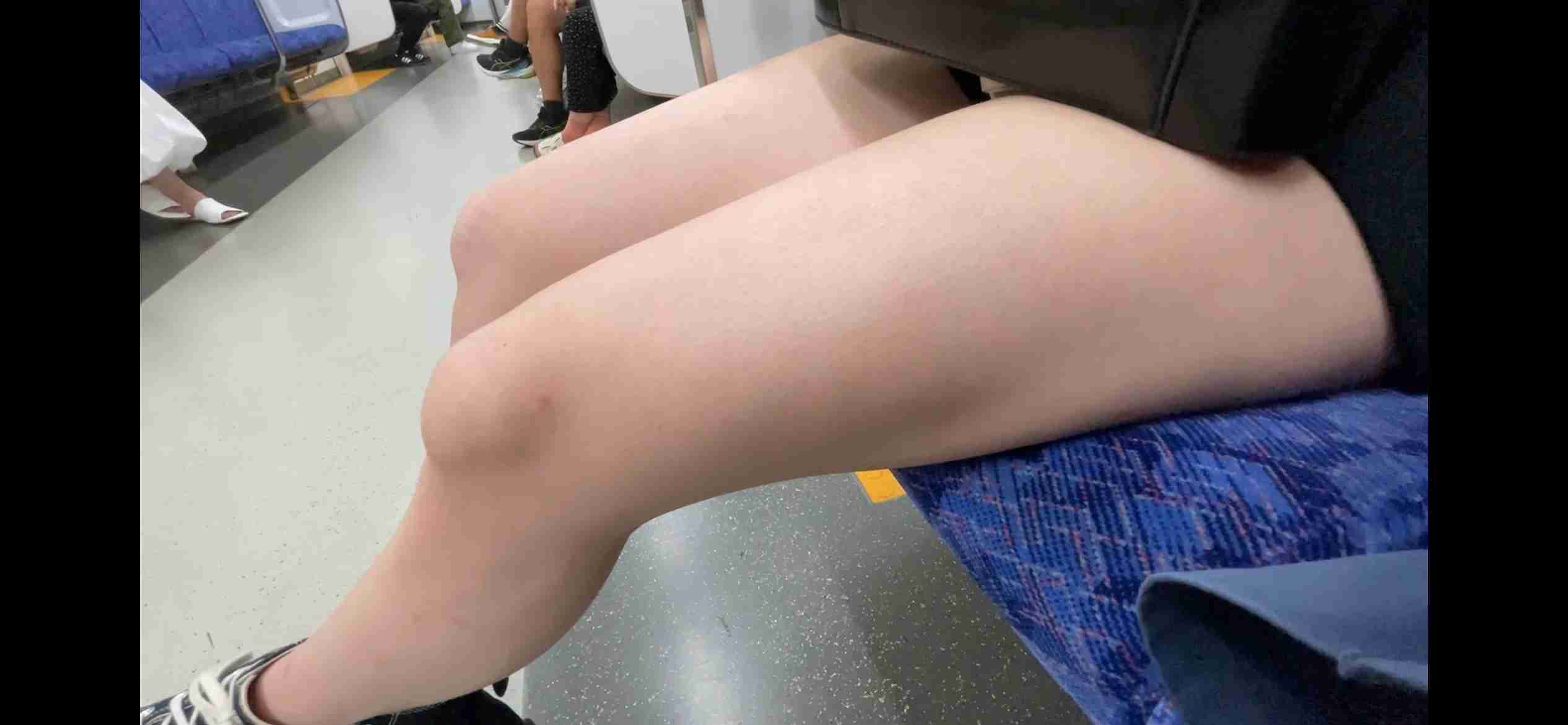 【再販】かぶりつきたい美脚14　清楚系女子大生のむき出し下半身！！