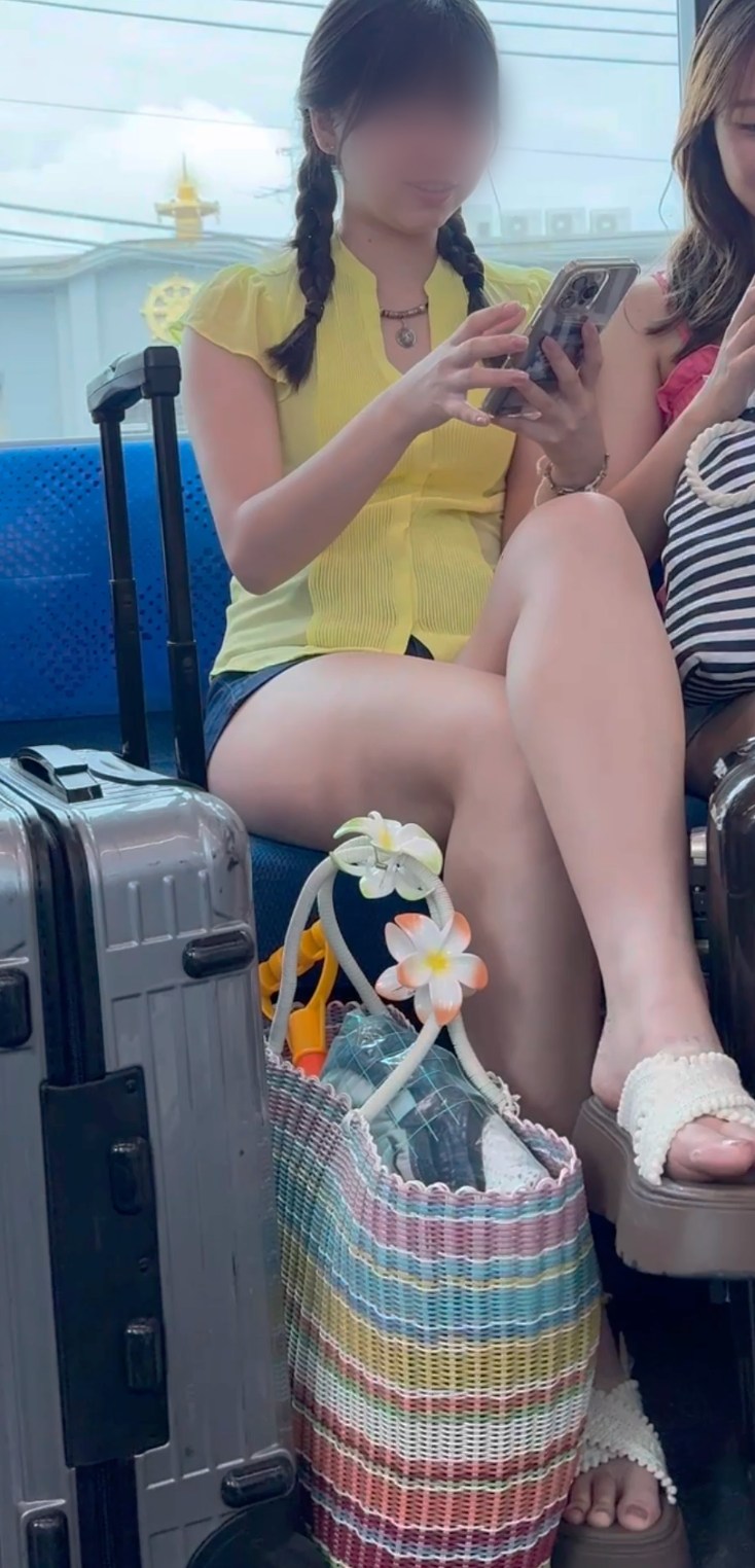 【再販】真夏の開放感にドキっ！旅行中の仲良し女子大生2名「ショーパン生脚」対面密着