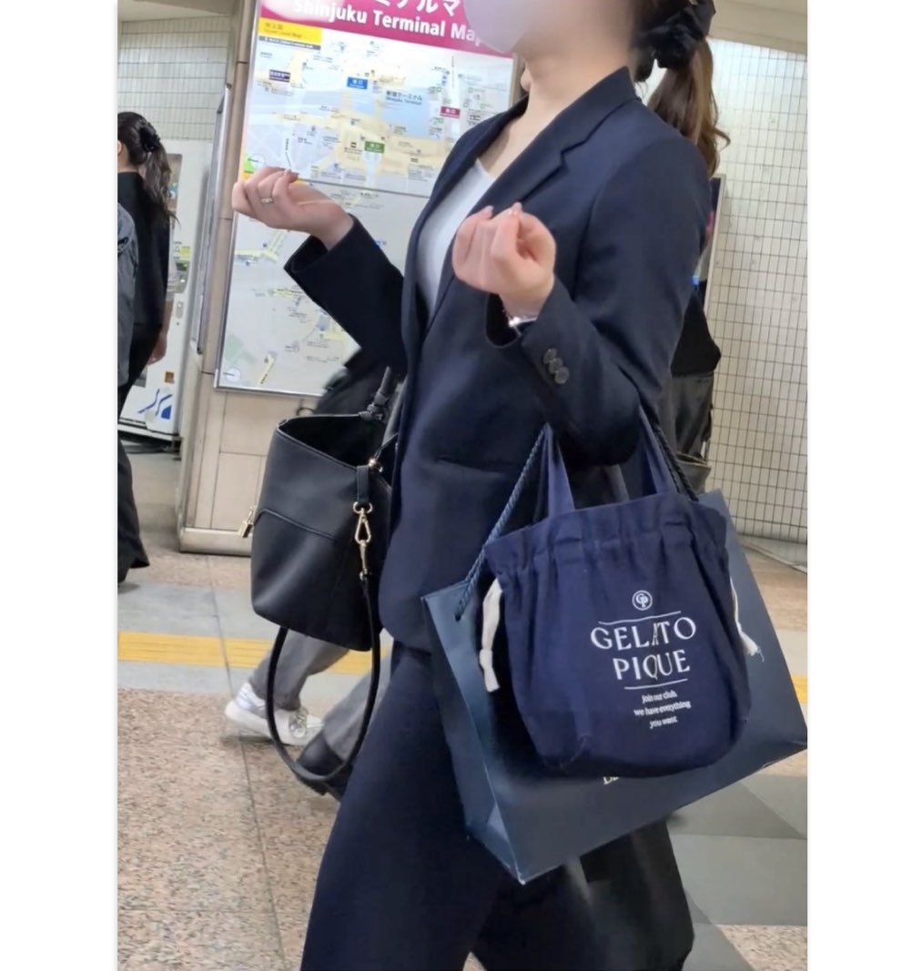 【540】スーツのインナーが気になって仕方がない2人組の美女OLさん！