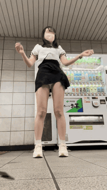 駅のホームで地下鉄の風圧でスカートがめくれちゃいました♡