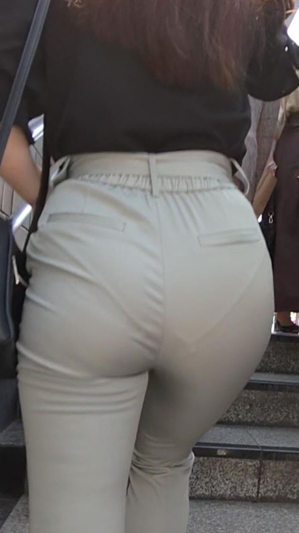 【再販】＜おススメ＞むっちりデカ尻に張り付いたパンツから透ける下着が堪らない！
