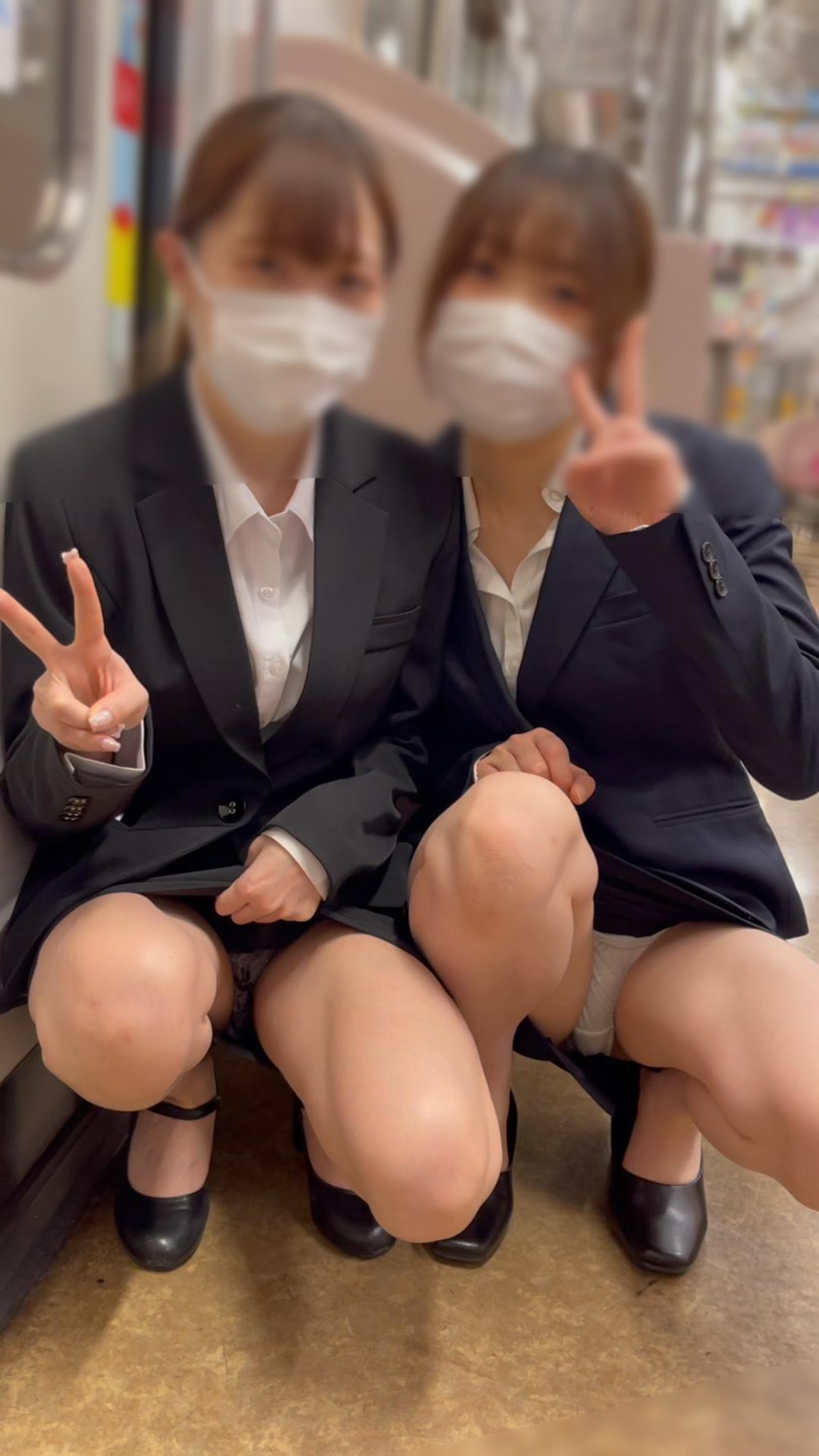 OL盗撮日記17　大人気の二人組が再び登場！続々・友達のような姉妹のような激カワスタイル抜群の美脚OLを電車内で盗撮【※30分超