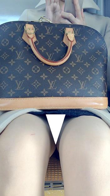 【再販】(電車対面）(顔出し)むき出しのパンストあんよ…きゅっと閉じてガードしたら…▼ぞーんが余計にえちえちになっちゃったOLお姉さんを