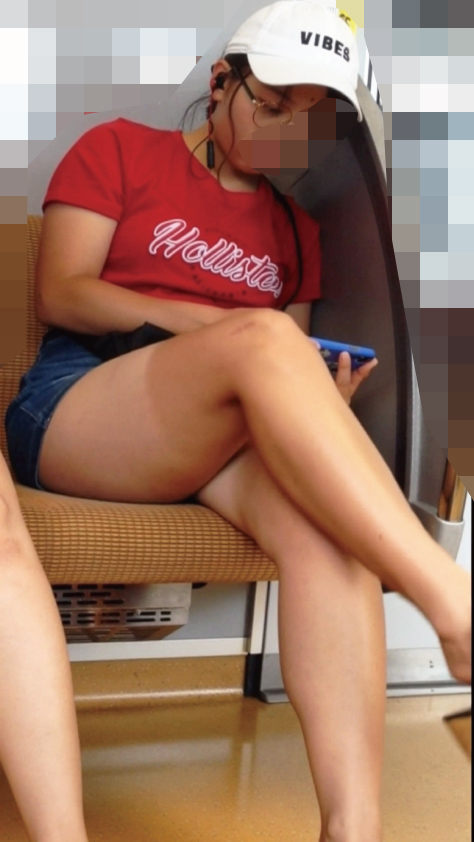 真っ白と日焼けの卑猥すぎる下半身全裸姉妹♥