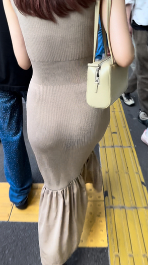 タイトスカート女子コレクションVol.15 お尻の形がくっきりなワンピースお姉さんとパン筋くっきりサロペットお姉さん