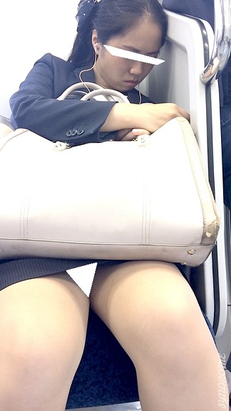 (電車対面）(顔出し）お仕事でお疲れ度MAX…背もたれに頭を預けてぐったり…むき出しパンストあんよが緩んじゃうポニテOLお姉さん