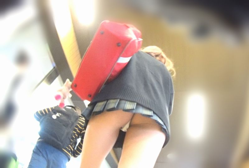 制服女子のパンチラ50　制服なのに下半身ほぼ露出してるギャル編