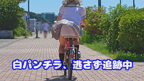 【背後パンチラ】自転車で移動中の初心者レイヤー(18)を背後から粘着！何度も“白パンチラ”が…