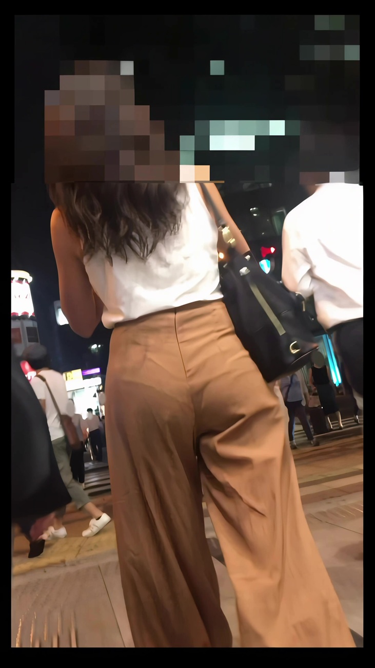 【再販】112エロくておしゃれなお姉さんが切れ味のいいパンティラインをさらしてくれた