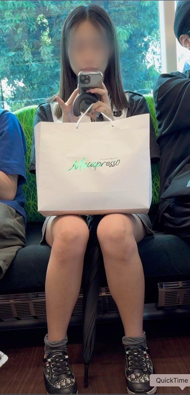 【再販】荷物と傘でガードの徹底！S級美人お姉さん対面ミニスカの奥に迫る！