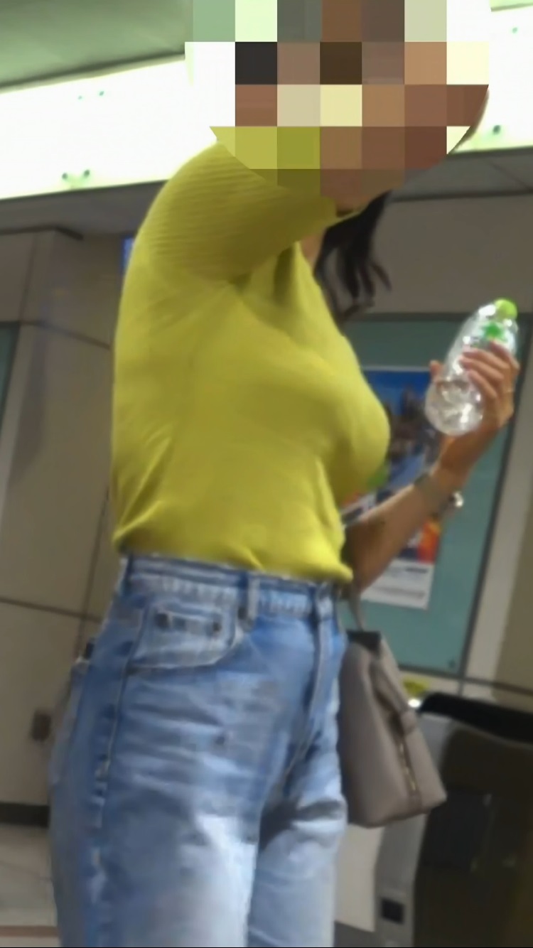 10ひそかに巨乳な奥様とお姉さん