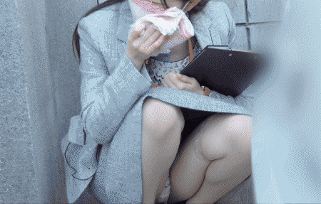 高級ディーラーの新卒美人さん♥先輩に叱られこっそり涙・・・隙ありパンモロ