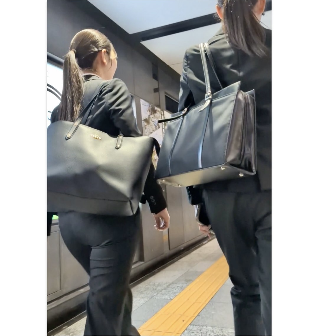 【523】パンツスタイルが映える高スペックな美人スーツOL2人組を追尾！