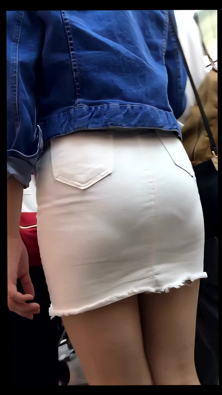 【再販】134エロいタイトミニスカお姉さんと尻だけデカいお姉さん