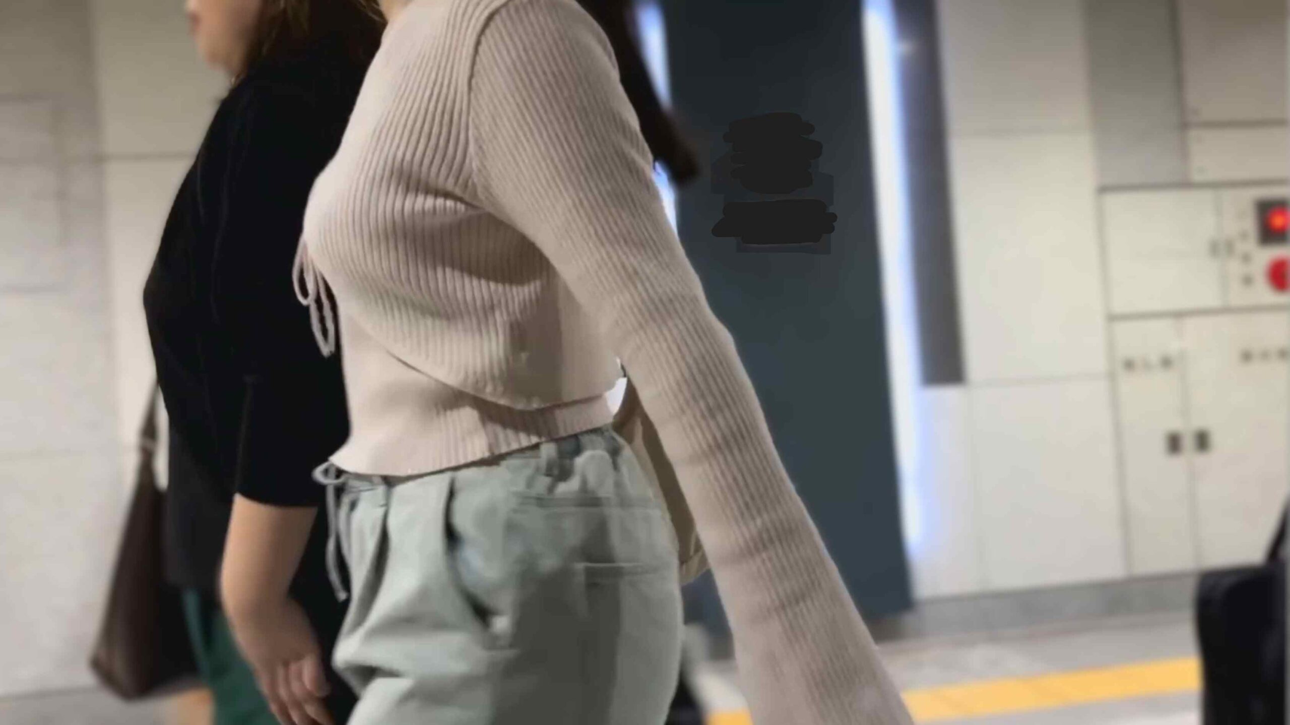 街の風景３　ポニテでピンク美女でエロ乳…天使です